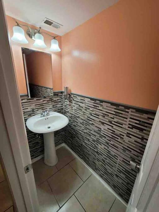 Elegant 2-Bedroom Pet-Friendly Villa W 2 Parking Spaces هيلتون رئيس جزيرة المظهر الخارجي الصورة