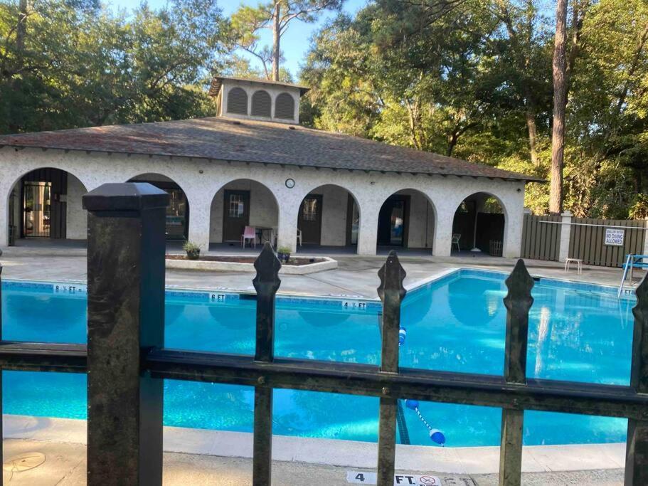 Elegant 2-Bedroom Pet-Friendly Villa W 2 Parking Spaces هيلتون رئيس جزيرة المظهر الخارجي الصورة