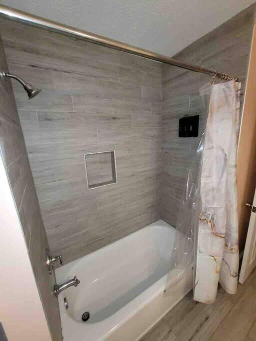 Elegant 2-Bedroom Pet-Friendly Villa W 2 Parking Spaces هيلتون رئيس جزيرة المظهر الخارجي الصورة