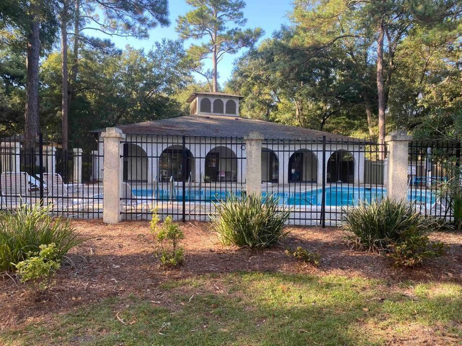 Elegant 2-Bedroom Pet-Friendly Villa W 2 Parking Spaces هيلتون رئيس جزيرة المظهر الخارجي الصورة